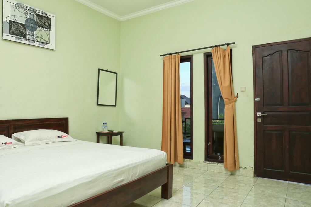 Reddoorz @ Mataram Kuta 3 Hotel Exterior photo
