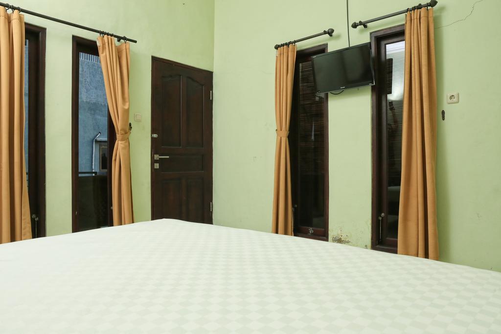 Reddoorz @ Mataram Kuta 3 Hotel Exterior photo